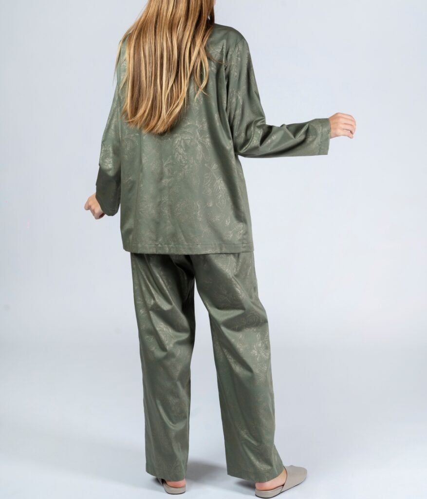 decoflux-satino-pizama-ilga-kelnes-marskiniai-rose-line-wild-sage-zalia (1)