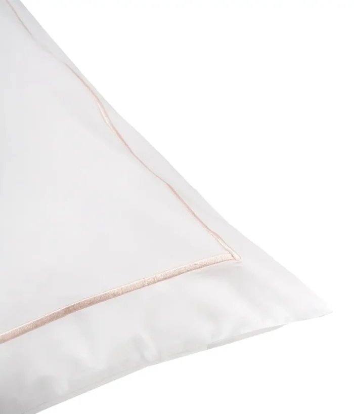 Satino pagalvės užvalkalas Solid White su Creamy Peach siuvinėtu peltakiu - Image 2