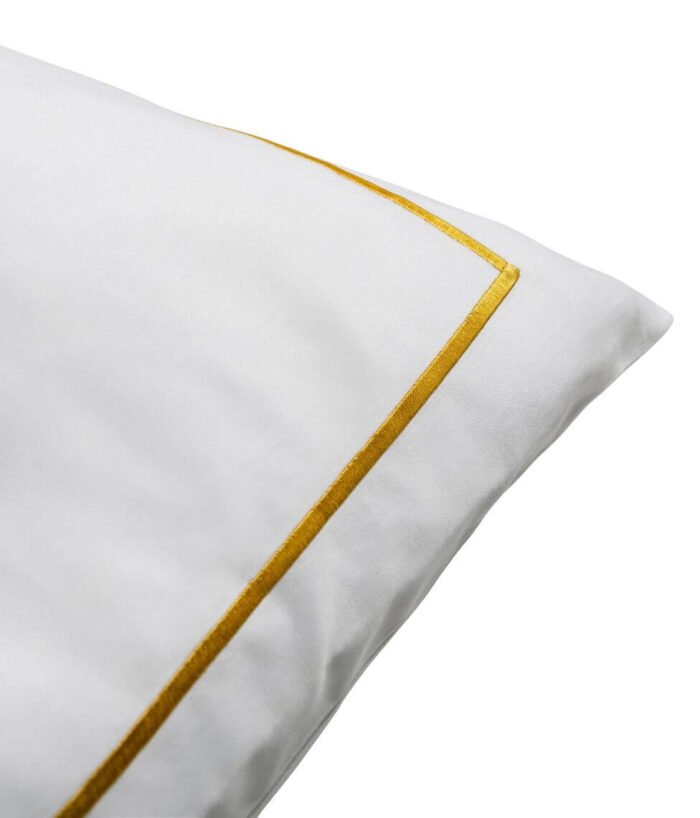 Viešbučio satino pagalvės užvalkalas Solid Optical White su Gold siuvinėtu peltakiu - Image 2